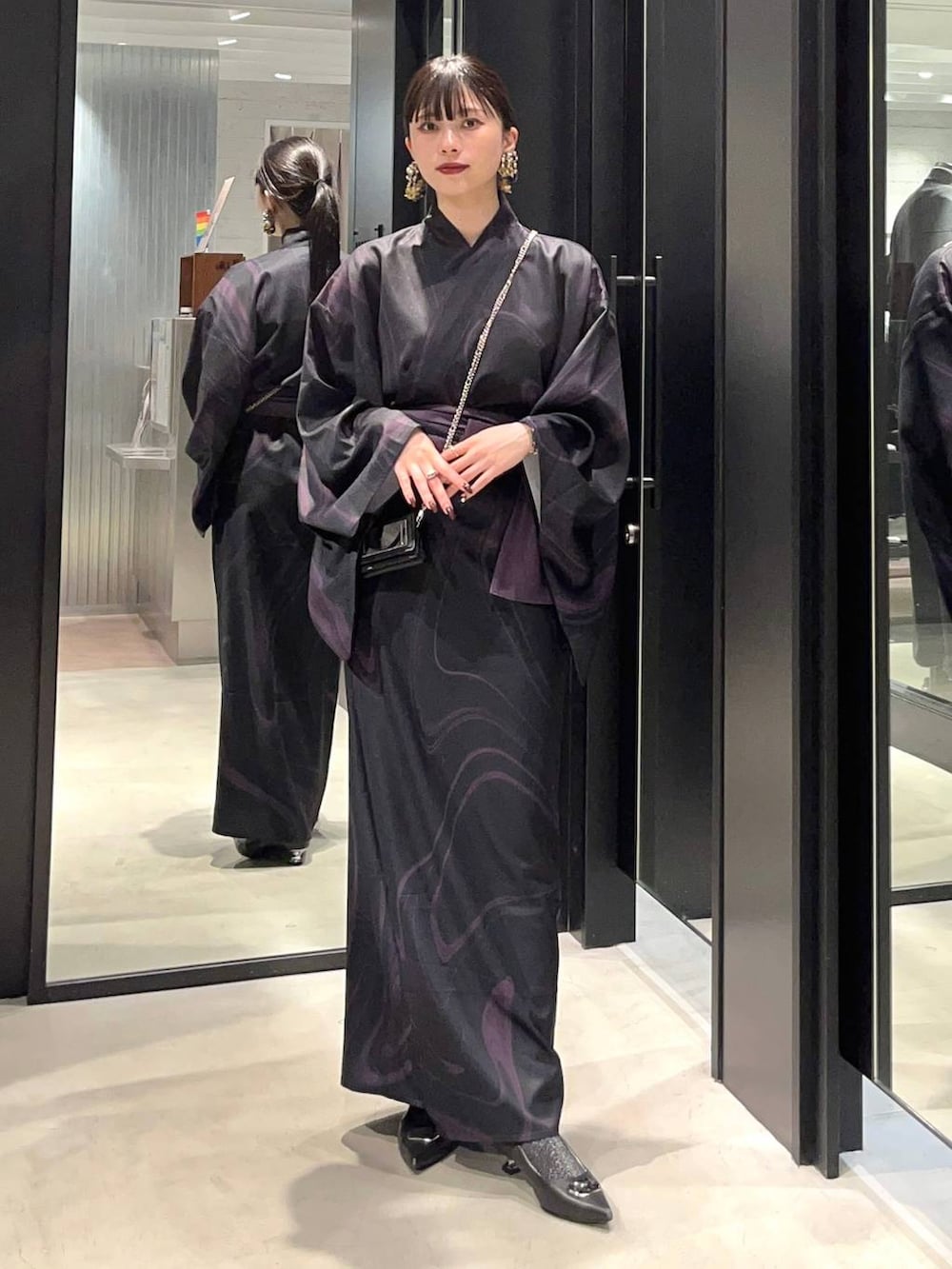 「着痩せ・細見え、モード、きれいめ、休日コーデ、デート/ロマンティック、女子会、バッグ、ベルト、ネックレス、HARE、ブーツ」｜「HAREのHAREロゴチェーンミニウォレット(HARE)（財布、ブラック系）」を使った、すずかぜさん（レディース・162cm）の夏コーディネートの2枚目の写真