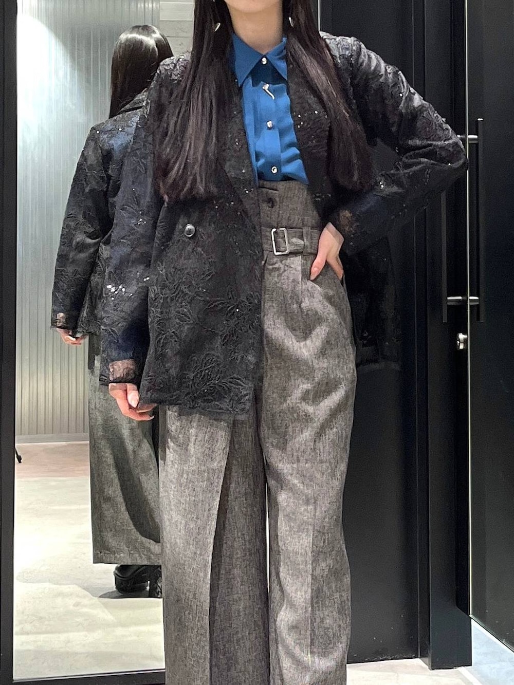 ブルー系のシャツ/ブラウス、ブラック系のパンプス、ブラック系のその他パンツを着用したレディースの春コーディネートの2枚目の写真