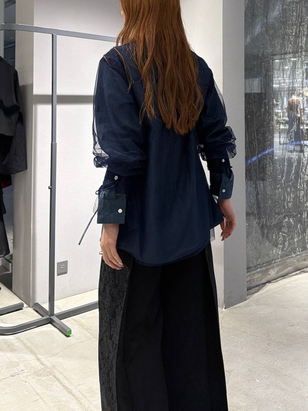 ブラック系のブーツ、ブラック系のその他パンツ、ブラック系のトートバッグを着用したレディースの秋コーディネートの3枚目の写真