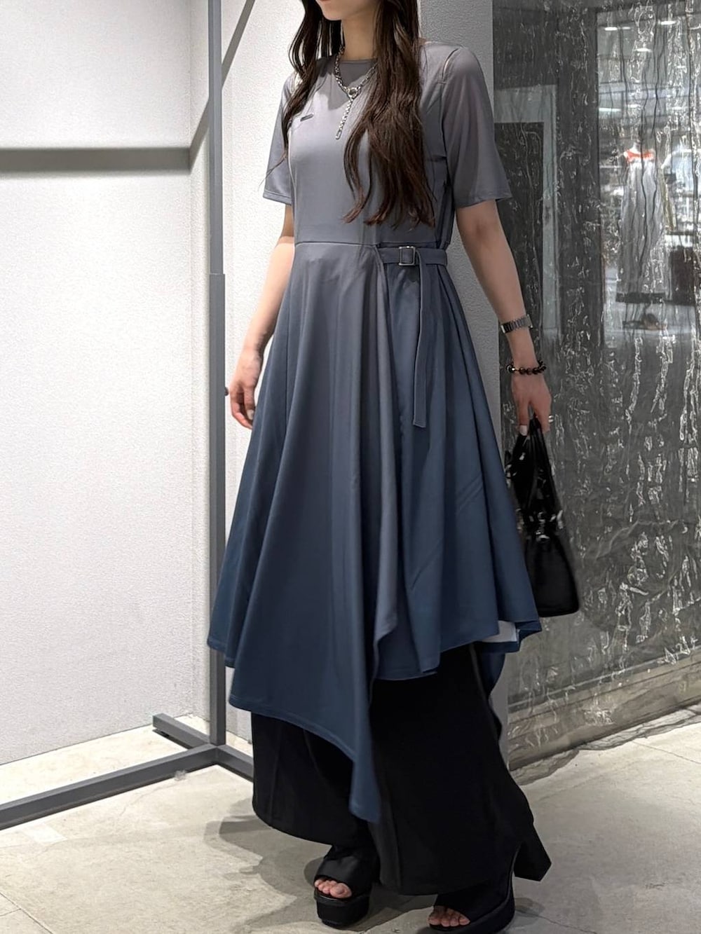 ブラック系のショルダーバッグ、ブラック系のその他パンツ、ブラック系のサンダルを着用したレディースの夏コーディネートの4枚目の写真