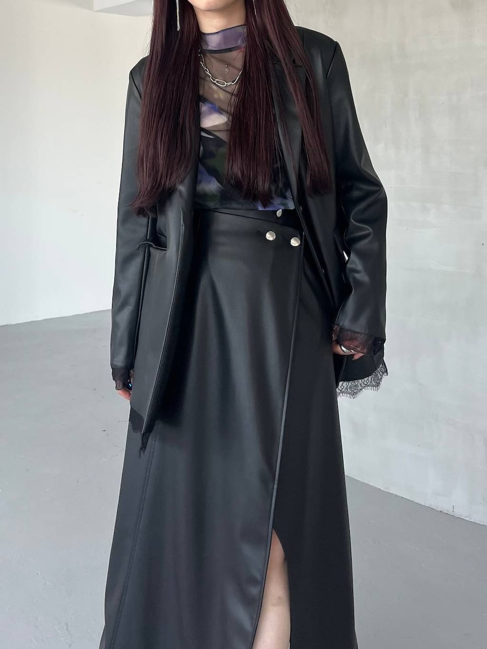 ブラック系のスカート、ブラック系のテーラードジャケット、その他のTシャツ/カットソーを着用したレディースの夏コーディネートの6枚目の写真