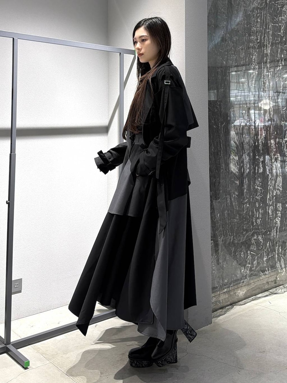 ブラック系のパンプス、ブラック系のシャツ/ブラウス、ブラック系のスカートを着用したレディースの冬コーディネートの6枚目の写真