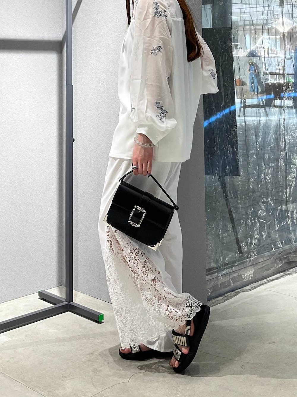ブラック系のショルダーバッグ、ホワイト系のシャツ/ブラウス、ホワイト系のその他パンツを着用したレディースの春コーディネートの2枚目の写真