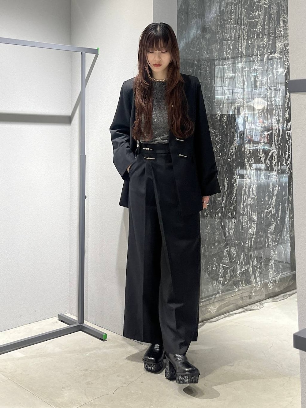 グレー系のブーツ、ブラック系のノーカラージャケット、ブラック系のスラックスを着用したレディースの秋コーディネートの7枚目の写真