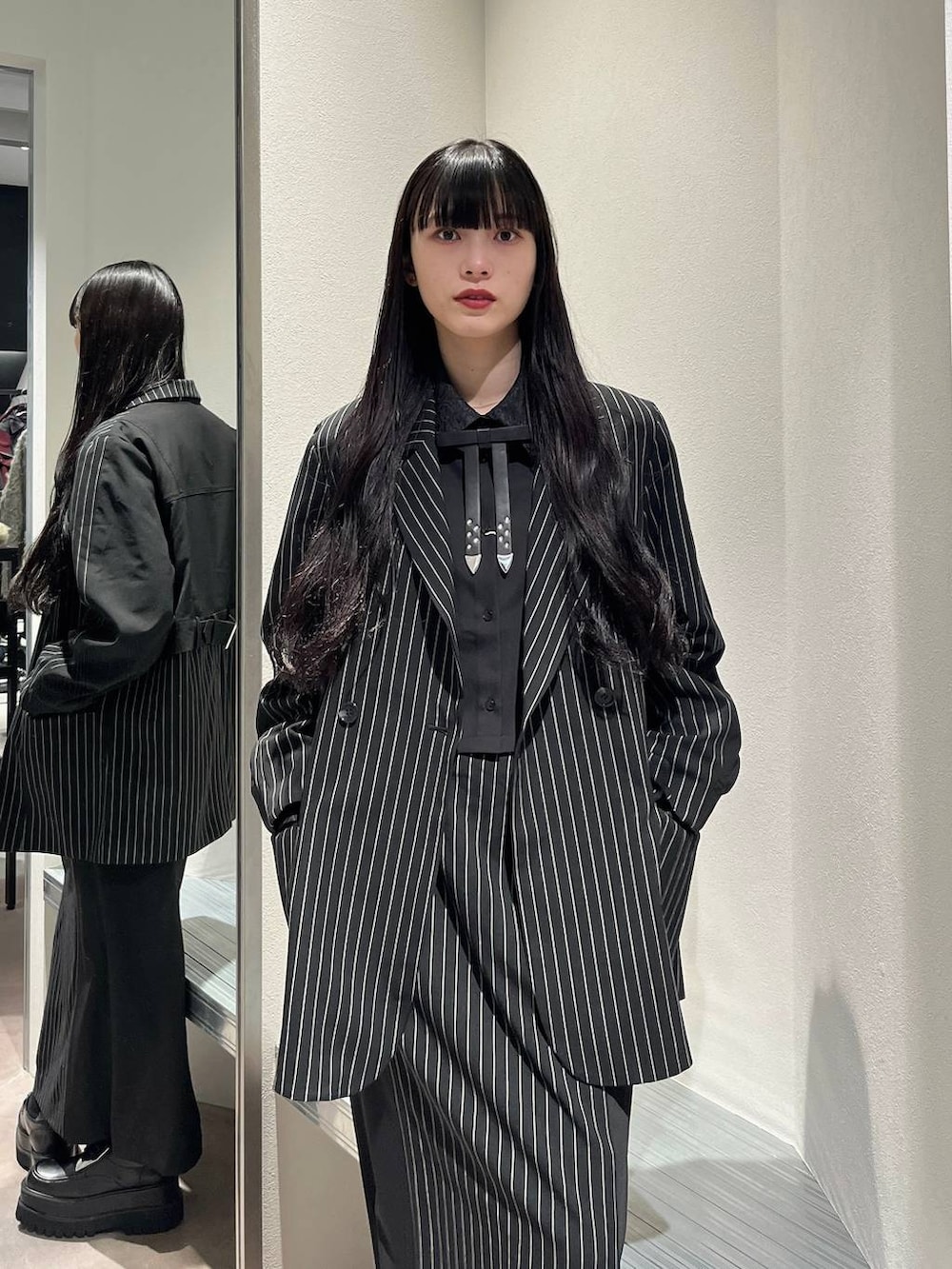 「着痩せ・細見え、モード、きれいめ、休日コーデ、デート/ロマンティック、女子会、バッグ、ベルト、ネックレス、HARE、ブーツ」｜「HAREのネクタイショートシャツ(HARE)（シャツ/ブラウス、ブラック系）」を使った、すずかぜさん（レディース・162cm）の秋コーディネートの6枚目の写真