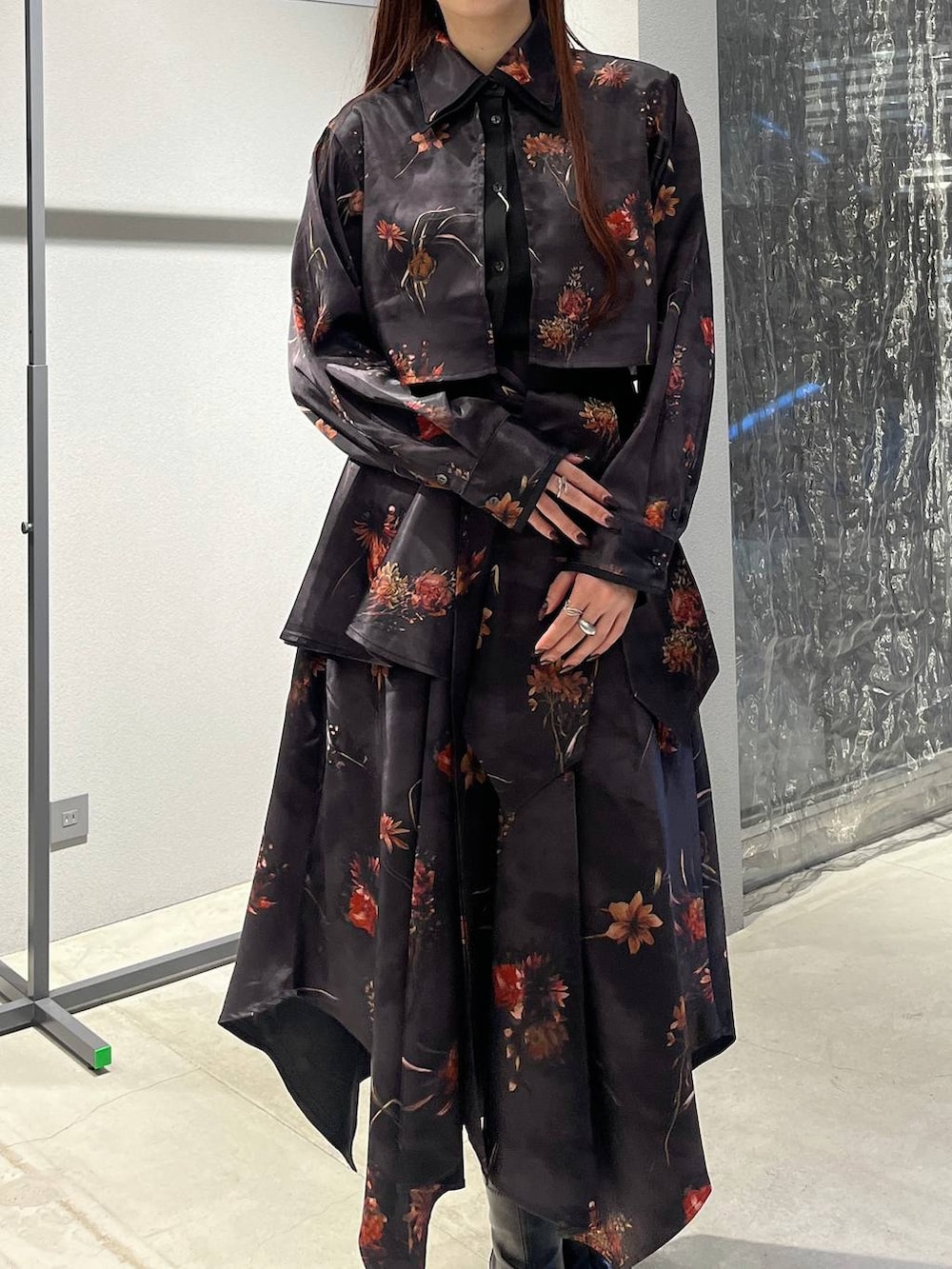 ブラック系のブーツ、レッド系のスカート、レッド系のシャツ/ブラウスを着用したレディースの秋コーディネートの5枚目の写真