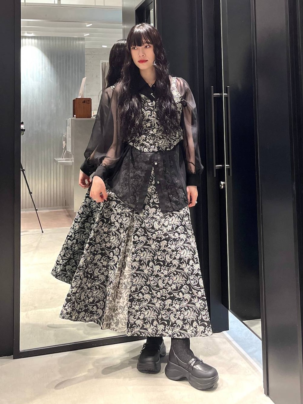 ブラック系のシャツ/ブラウス、ブラック系のブーツ、ブラック系のセットアップを着用したレディースの夏コーディネートの3枚目の写真