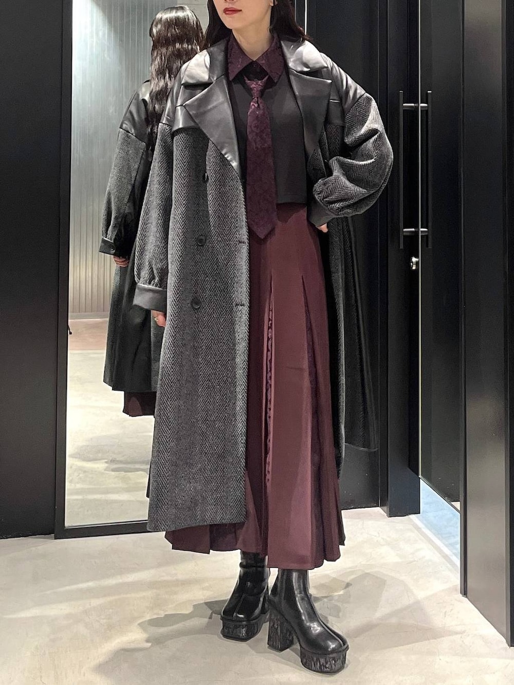 「HARE、着痩せ・細見え、モード、きれいめ、休日コーデ、デート/ロマンティック、女子会、バッグ、ベルト、ネックレス、ブーツ」｜「HAREのウーリーテックイソザイキリカエコート(HARE)（チェスターコート、グレー系）」を使った、すずかぜさん（レディース・162cm）の秋コーディネートの2枚目の写真