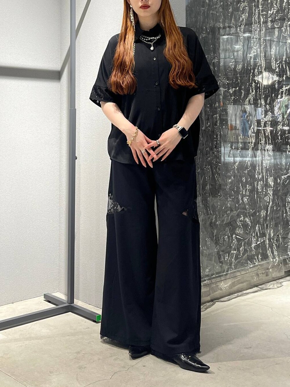 「きれいめ、休日コーデ、着痩せ・細見え、モード、デート/ロマンティック、女子会、バッグ、ベルト、ネックレス、HARE、ブーツ」｜「HAREの接触冷感/ポイントレースキリカエワイドパンツ(HARE)（その他パンツ、ブラック系）」を使った、すずかぜさん（レディース・162cm）の夏コーディネートの3枚目の写真