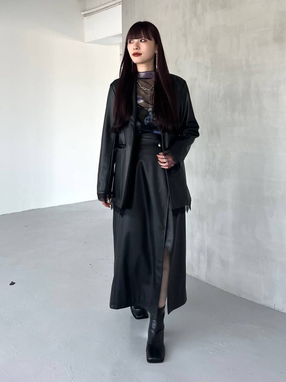 ブラック系のスカート、ブラック系のテーラードジャケット、その他のTシャツ/カットソーを着用したレディースの夏コーディネートの9枚目の写真