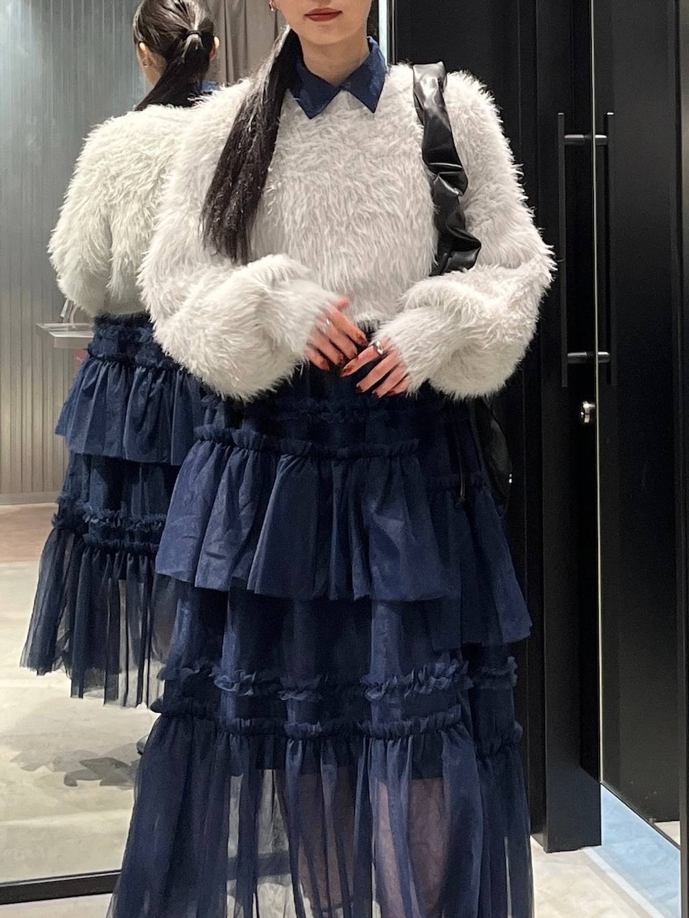 グレー系のニット/セーター、シルバー系のブーツ、ブルー系のシャツ/ブラウスを着用したレディースの秋コーディネートの4枚目の写真