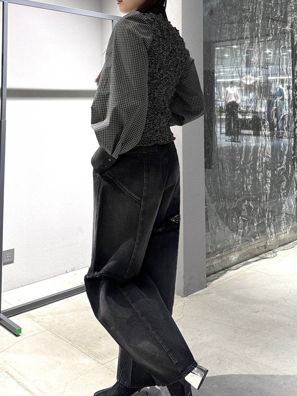 ブラック系のブーツ、ブラック系のデニムパンツ、ブラック系のシャツ/ブラウスを着用したレディースの冬コーディネートの2枚目の写真