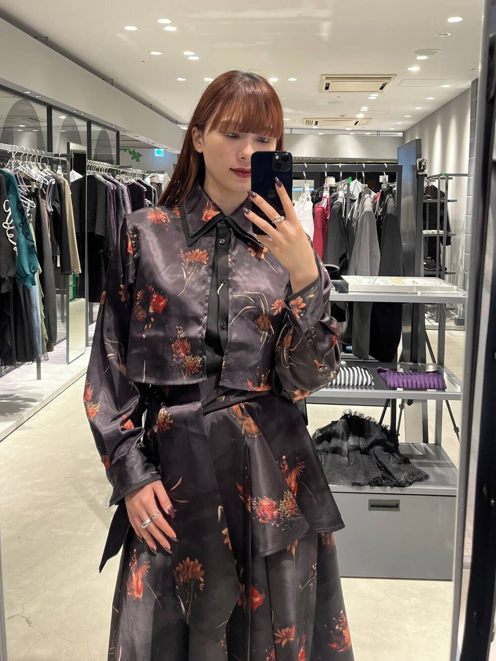 ブラック系のブーツ、レッド系のスカート、レッド系のシャツ/ブラウスを着用したレディースの秋コーディネートの2枚目の写真