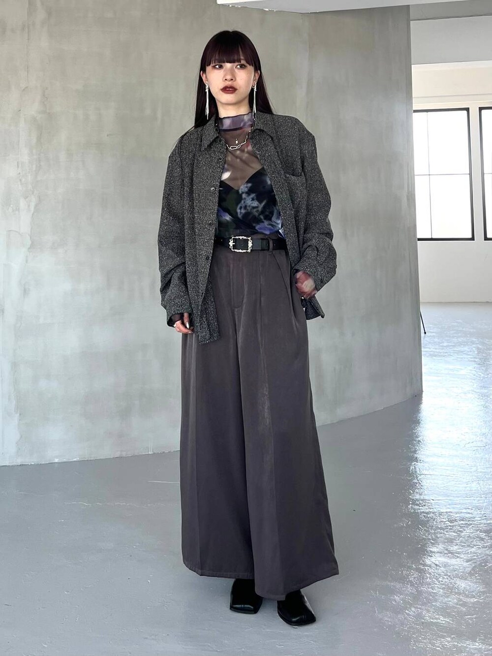 ベージュ系のその他パンツ、その他のTシャツ/カットソー、ブラック系のブーツを着用したレディースの夏コーディネートの6枚目の写真