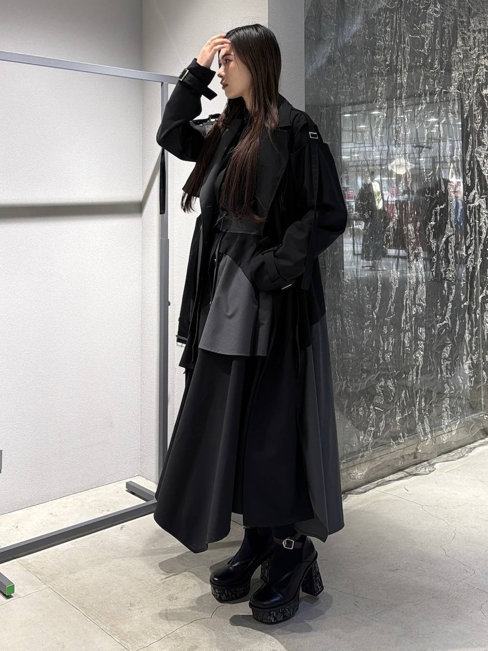 ブラック系のパンプス、ブラック系のシャツ/ブラウス、ブラック系のスカートを着用したレディースの冬コーディネートの4枚目の写真