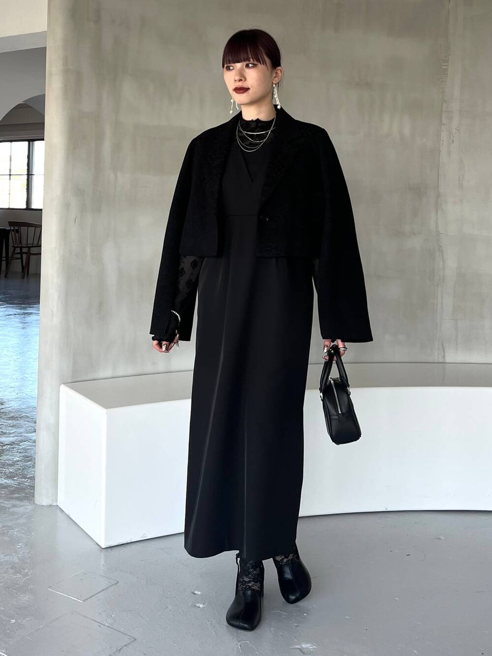 ブラック系のパンプス、ブラック系のボストンバッグ、ブラック系のテーラードジャケットを着用したレディースの夏コーディネートの7枚目の写真