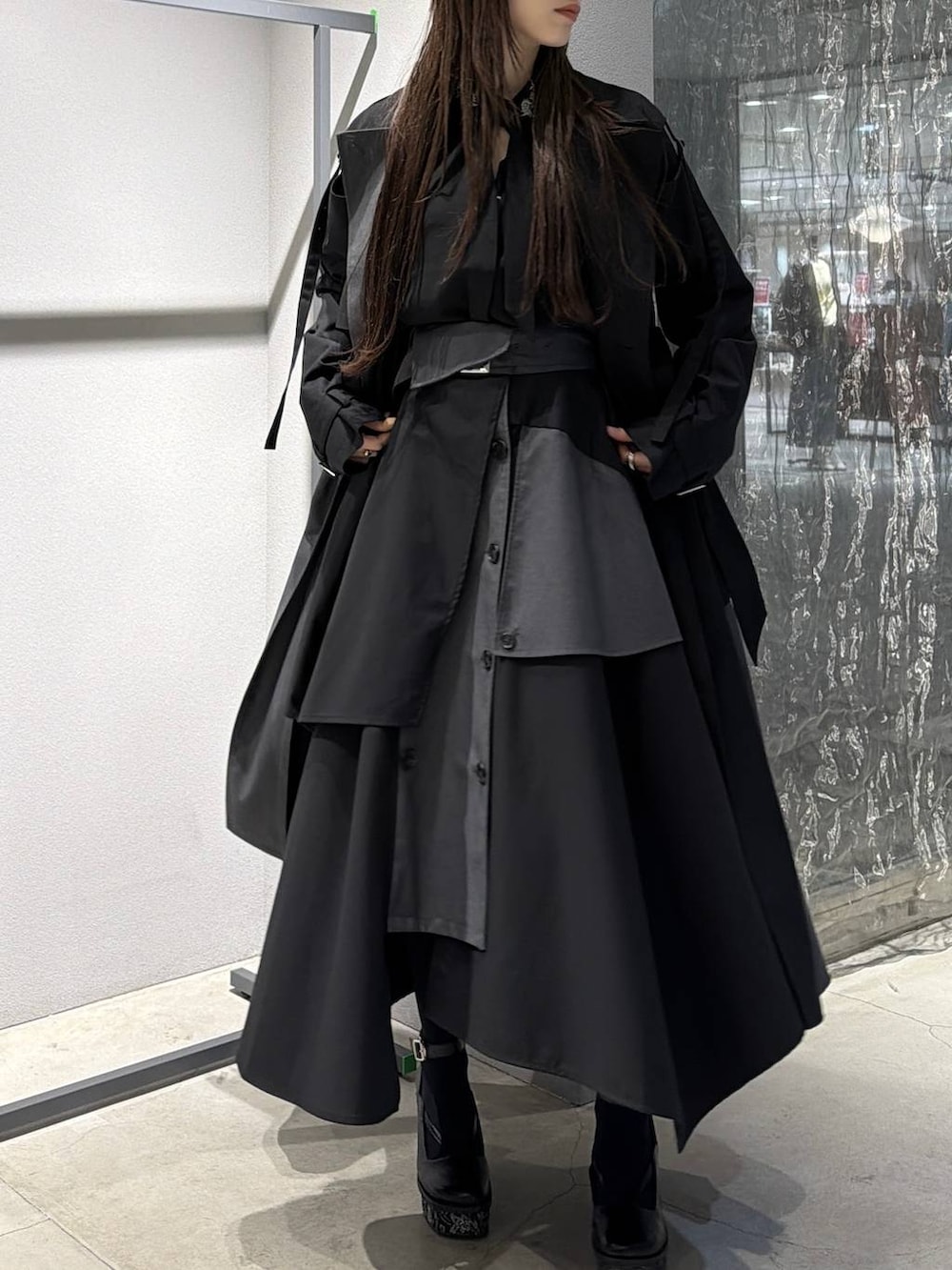 ブラック系のパンプス、ブラック系のシャツ/ブラウス、ブラック系のスカートを着用したレディースの冬コーディネートの3枚目の写真