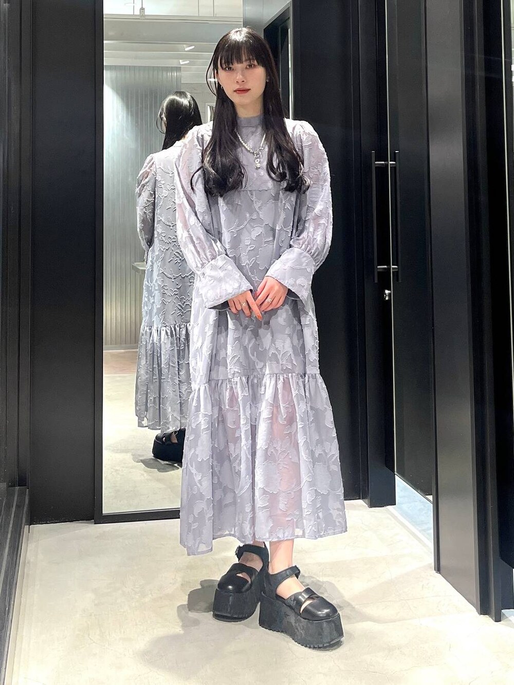 ブラック系のサンダル、グレー系のワンピース、ホワイト系のネックレスを着用したレディースの春コーディネートの5枚目の写真