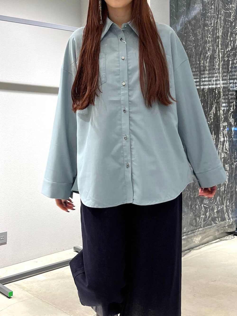 ブラック系のブーツ、ブルー系のデニムパンツを着用したレディースの夏コーディネートの5枚目の写真