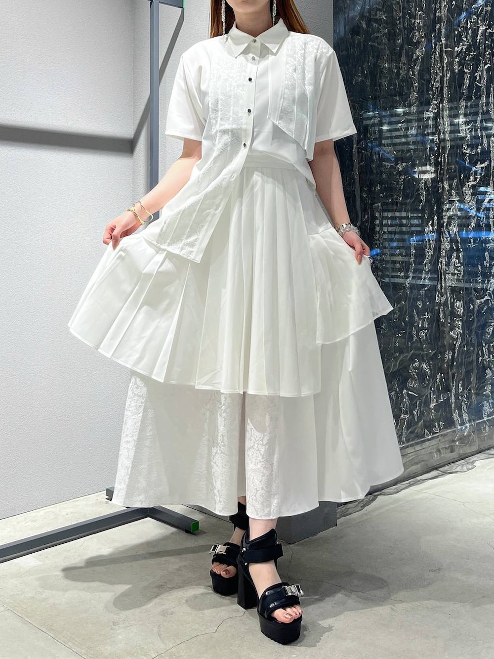 「着痩せ・細見え、モード、きれいめ、休日コーデ、デート/ロマンティック、女子会、バッグ、ベルト、ネックレス、HARE、ブーツ」｜「HAREの2PSETバングル(HARE)（バングル/リストバンド、ゴールド系）」を使った、すずかぜさん（レディース・162cm）の夏コーディネートの8枚目の写真
