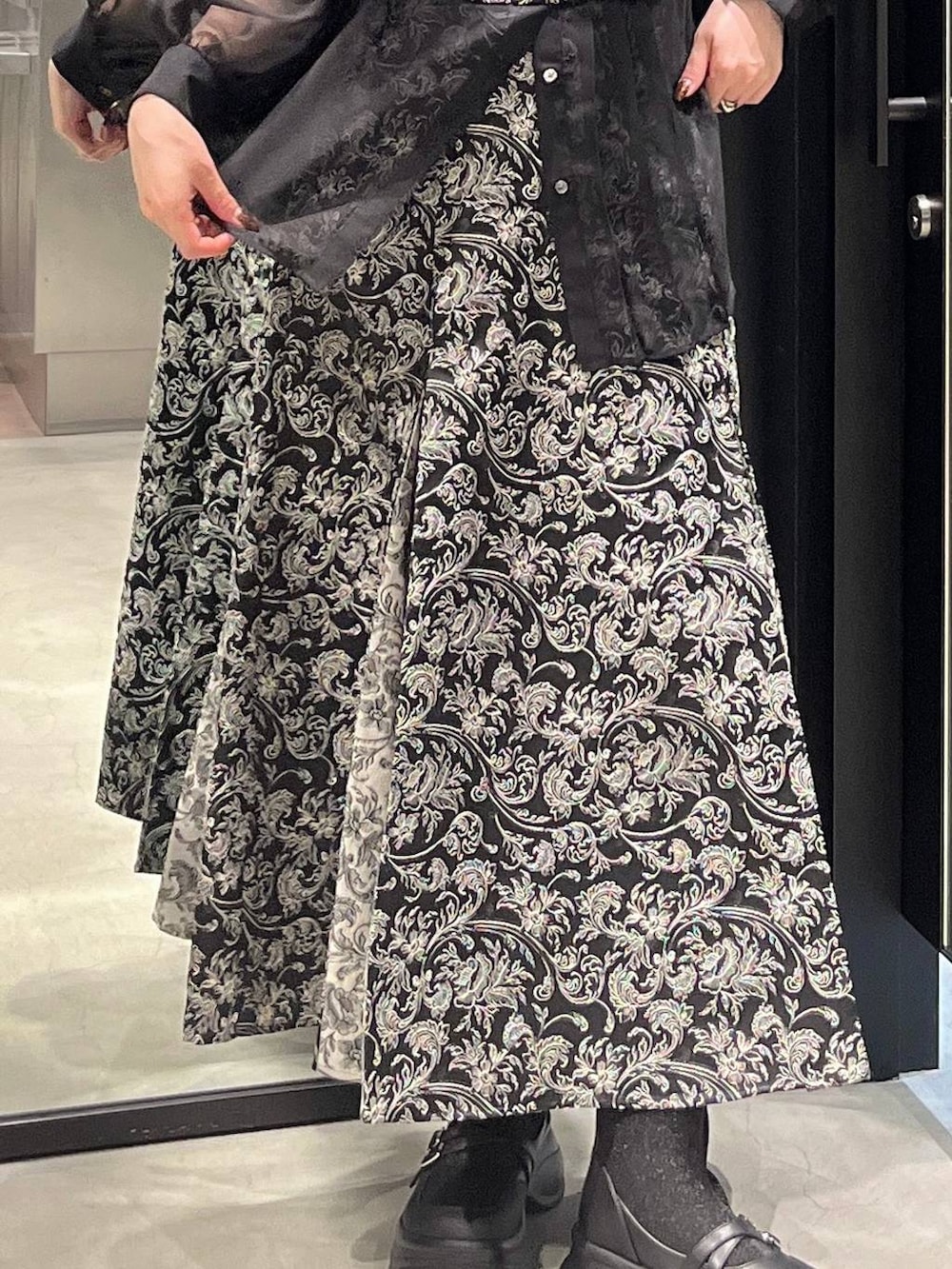 ブラック系のシャツ/ブラウス、ブラック系のブーツ、ブラック系のセットアップを着用したレディースの夏コーディネートの2枚目の写真