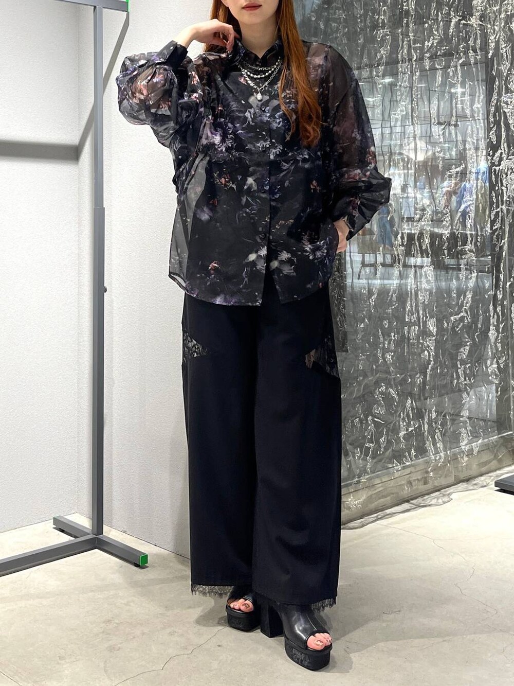 「ネックレス、着痩せ・細見え、モード、きれいめ、休日コーデ、デート/ロマンティック、女子会、バッグ、ベルト、HARE、ブーツ」｜「HAREのガラソールチャンキーサンダル(HARE)（サンダル、グレー系）」を使った、すずかぜさん（レディース・162cm）の夏コーディネートの8枚目の写真