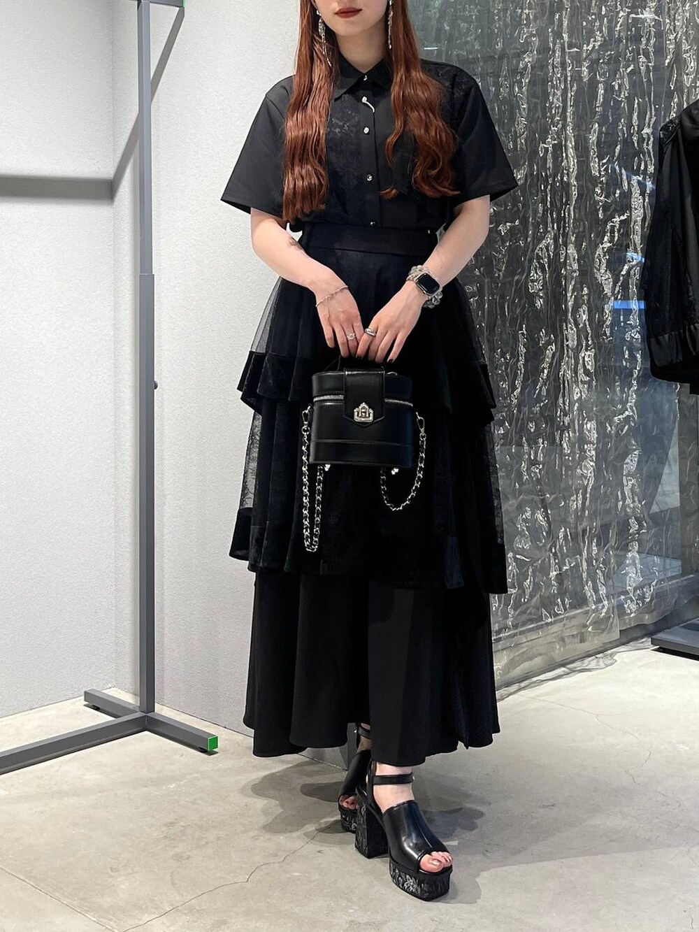 「着痩せ・細見え、モード、きれいめ、休日コーデ、デート/ロマンティック、女子会、バッグ、ベルト、ネックレス、HARE、ブーツ」｜「HAREのガラソールチャンキーサンダル(HARE)（サンダル、グレー系）」を使った、すずかぜさん（レディース・162cm）の夏コーディネートの4枚目の写真
