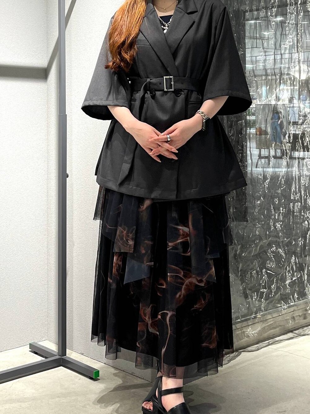 「休日コーデ、きれいめ、デート/ロマンティック、女子会、着痩せ・細見え、モード、バッグ、ベルト、ネックレス、HARE、ブーツ」｜「HAREのガラソールチャンキーサンダル(HARE)（サンダル、ブラック系）」を使った、すずかぜさん（レディース・162cm）の夏コーディネートの4枚目の写真