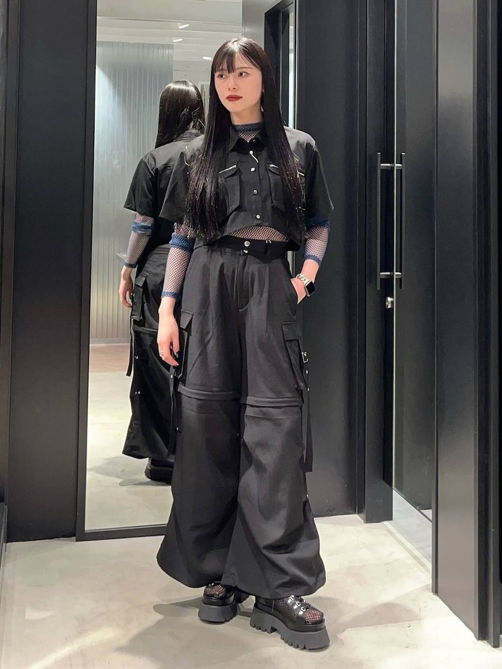 「着痩せ・細見え、モード、きれいめ、休日コーデ、デート/ロマンティック、女子会、バッグ、ベルト、ネックレス、HARE、ブーツ」|「HAREのメッシュレースアップブーサン(HARE)(サンダル、ブラック系)」を使った、すずかぜさん(レディース・162cm)の春コーディネートの2枚目の写真