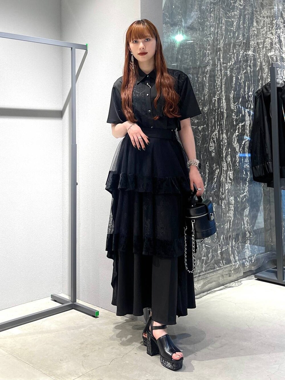 「着痩せ・細見え、モード、きれいめ、休日コーデ、デート/ロマンティック、女子会、バッグ、ベルト、ネックレス、HARE、ブーツ」｜「HAREのガラソールチャンキーサンダル(HARE)（サンダル、グレー系）」を使った、すずかぜさん（レディース・162cm）の夏コーディネートの3枚目の写真