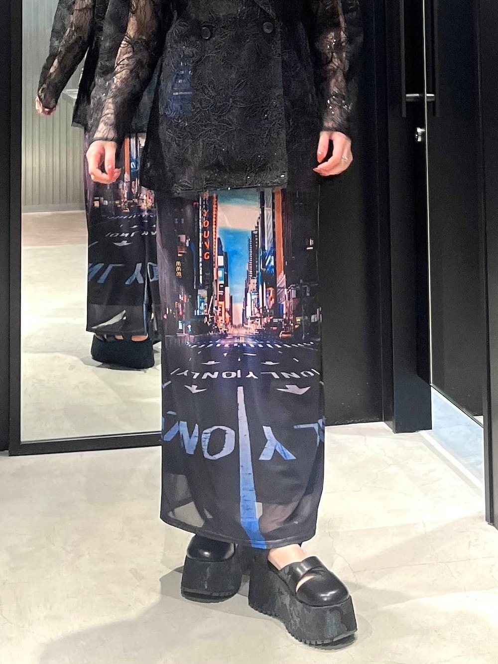 ブラック系のサンダル、ブラック系のテーラードジャケット、その他のスカートを着用したレディースの春コーディネートの3枚目の写真