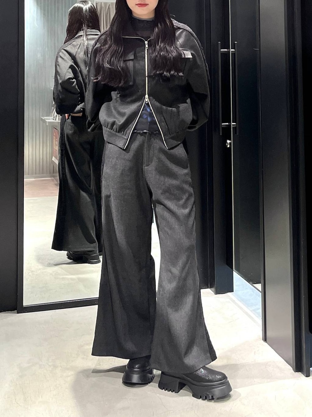 ブラック系のブーツ、ブルー系のTシャツ/カットソー、グレー系のブルゾンを着用したレディースの冬コーディネートの4枚目の写真