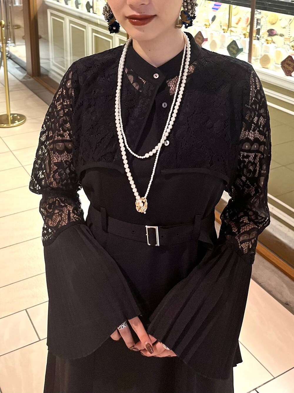 ブラック系のドレス、ゴールド系のネックレスを着用したレディースの夏コーディネートの7枚目の写真