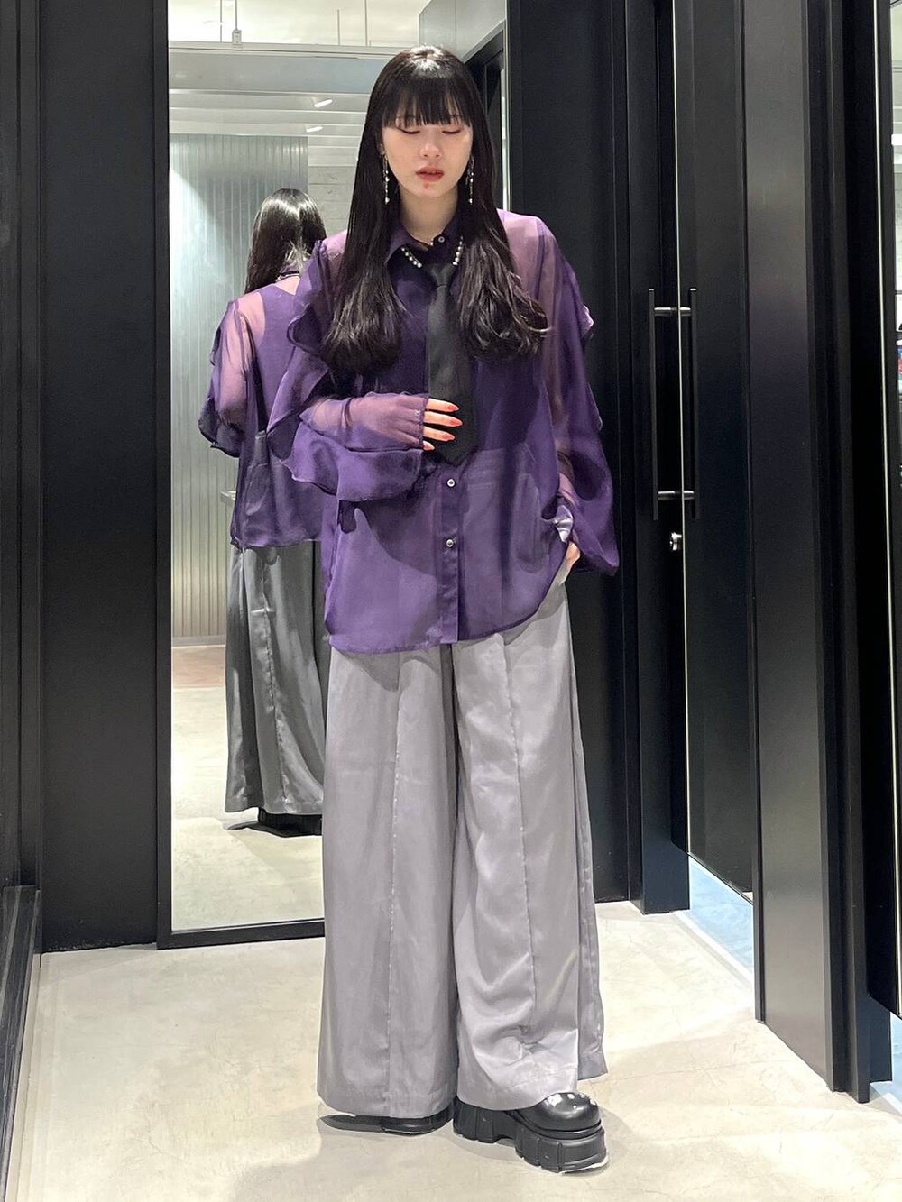 ブラック系のネクタイ、パープル系のシャツ/ブラウス、ブラック系のサンダルを着用したレディースの春コーディネートの3枚目の写真