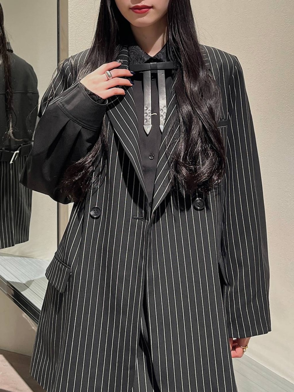 「着痩せ・細見え、モード、きれいめ、休日コーデ、デート/ロマンティック、女子会、バッグ、ベルト、ネックレス、HARE、ブーツ」｜「HAREのネクタイショートシャツ(HARE)（シャツ/ブラウス、ブラック系）」を使った、すずかぜさん（レディース・162cm）の秋コーディネートの7枚目の写真