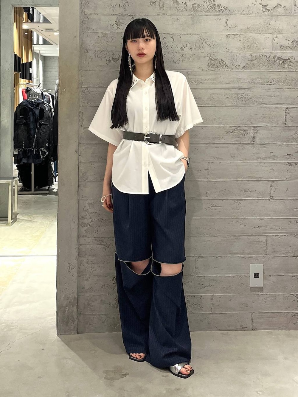 シルバー系のサンダル、ホワイト系のシャツ/ブラウス、その他のスラックスを着用したレディースの春コーディネートの4枚目の写真