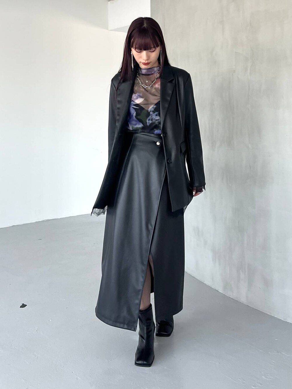 ブラック系のスカート、ブラック系のテーラードジャケット、その他のTシャツ/カットソーを着用したレディースの夏コーディネートの3枚目の写真