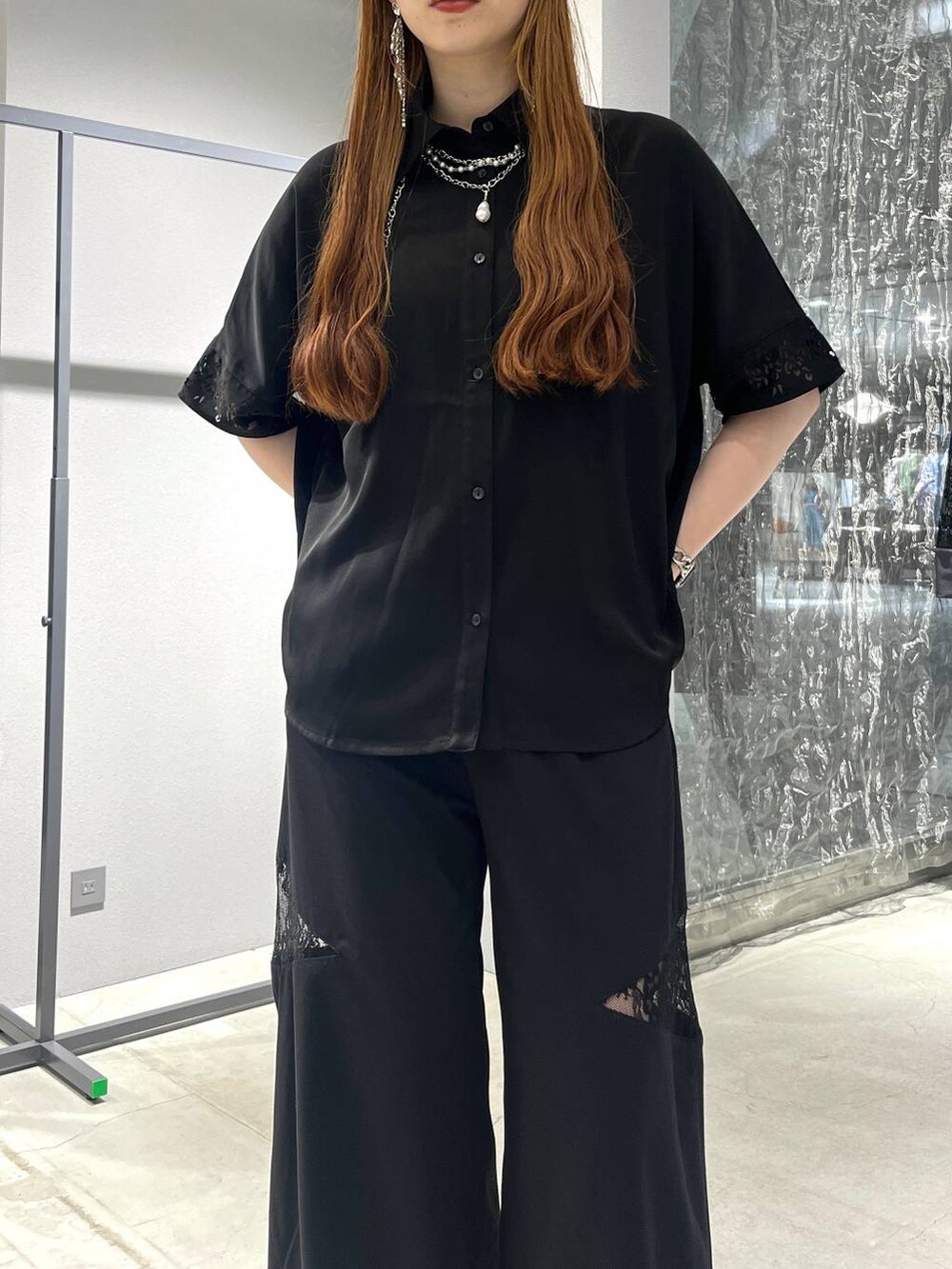「きれいめ、休日コーデ、着痩せ・細見え、モード、デート/ロマンティック、女子会、バッグ、ベルト、ネックレス、HARE、ブーツ」｜「HAREの接触冷感/ポイントレースキリカエワイドパンツ(HARE)（その他パンツ、ブラック系）」を使った、すずかぜさん（レディース・162cm）の夏コーディネートの2枚目の写真