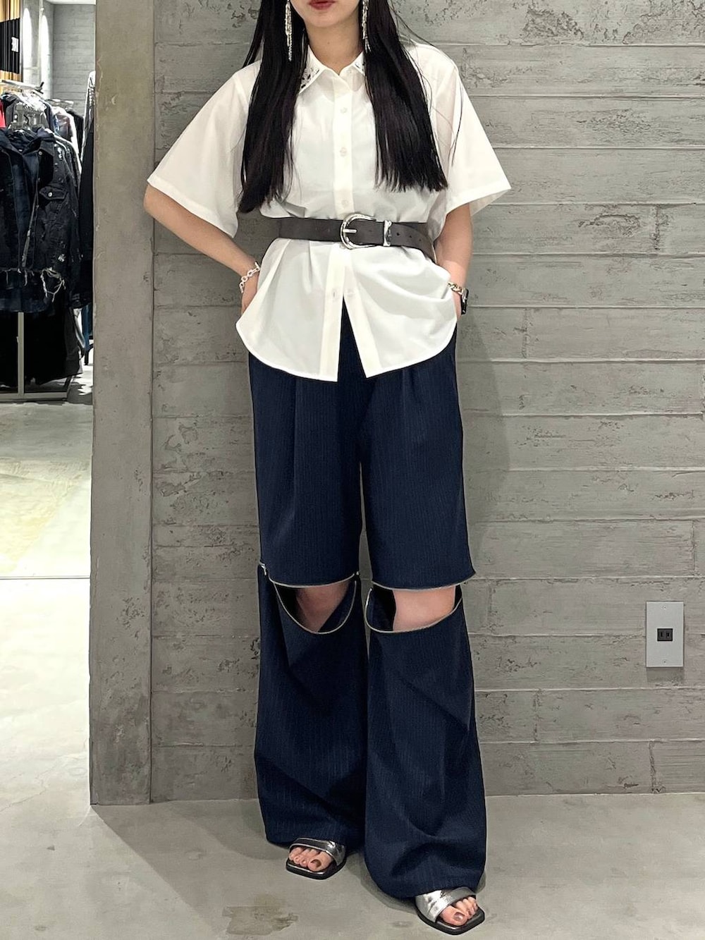 シルバー系のサンダル、ホワイト系のシャツ/ブラウス、その他のスラックスを着用したレディースの春コーディネートの2枚目の写真