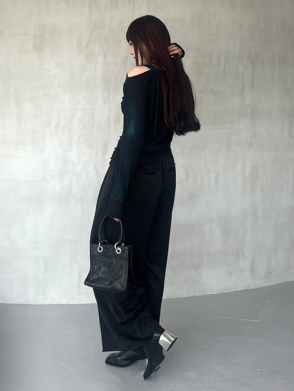 ブラック系のショルダーバッグ、ブラック系のその他パンツ、グリーン系のTシャツ/カットソーを着用したレディースの夏コーディネートの2枚目の写真