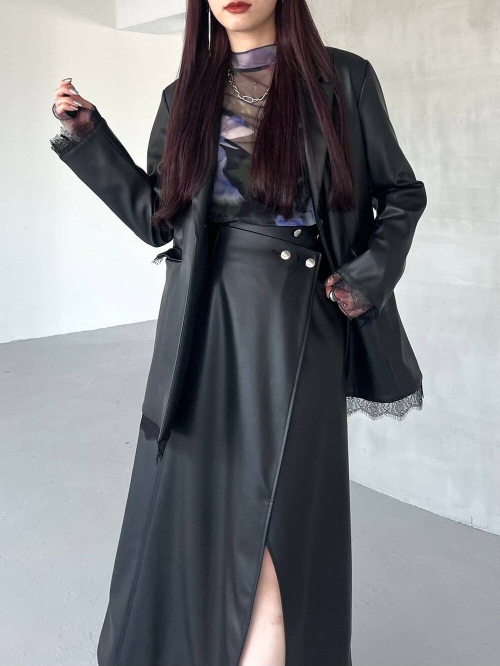 ブラック系のスカート、ブラック系のテーラードジャケット、その他のTシャツ/カットソーを着用したレディースの夏コーディネートの7枚目の写真