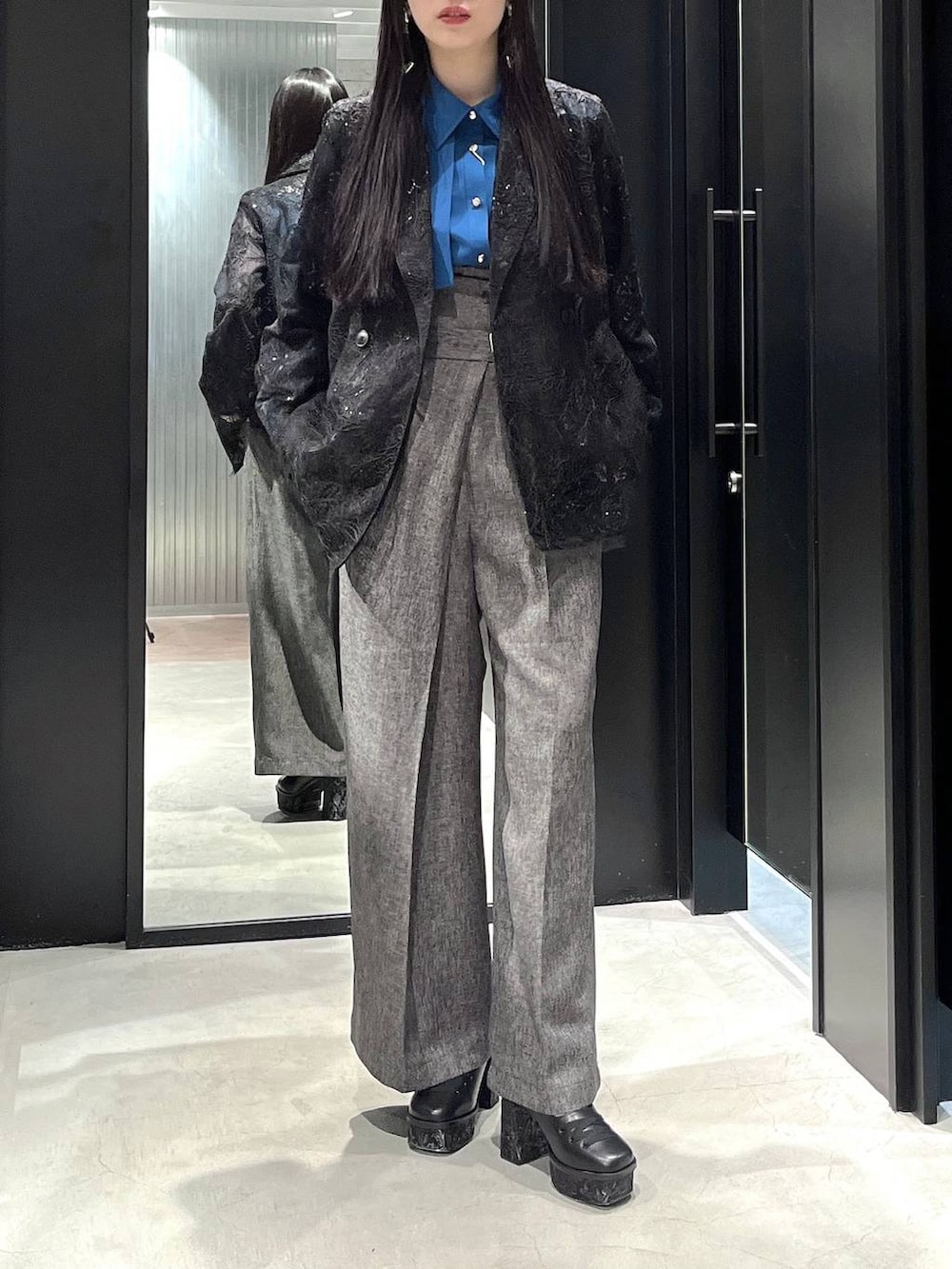 ブルー系のシャツ/ブラウス、ブラック系のパンプス、ブラック系のその他パンツを着用したレディースの春コーディネートの4枚目の写真