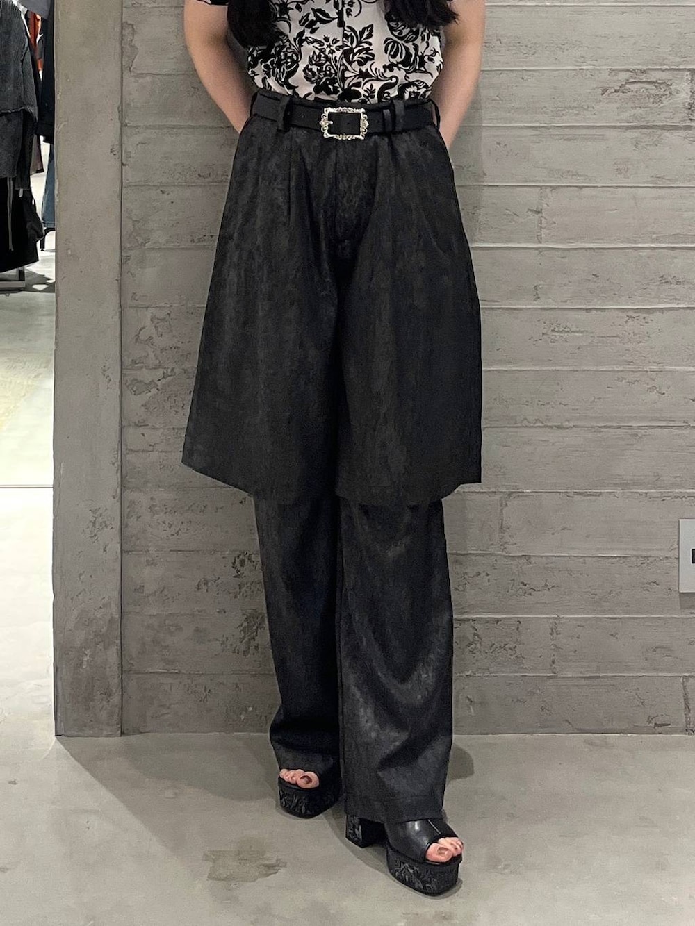 グレー系のサンダル、ブラック系のその他パンツ、ホワイト系のTシャツ/カットソーを着用したレディースの春コーディネートの3枚目の写真