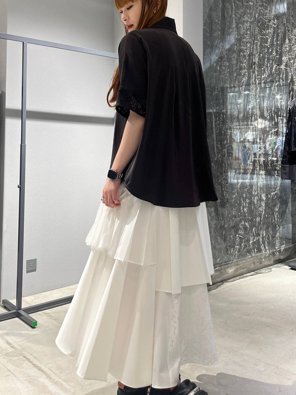 「着痩せ・細見え、モード、ネックレス、HARE、ブーツ、きれいめ、休日コーデ、デート/ロマンティック、女子会、バッグ、ベルト」｜「HAREのラメメッシュスニーカーサンダル(HARE)（サンダル、ブラック系）」を使った、すずかぜさん（レディース・162cm）の夏コーディネートの7枚目の写真