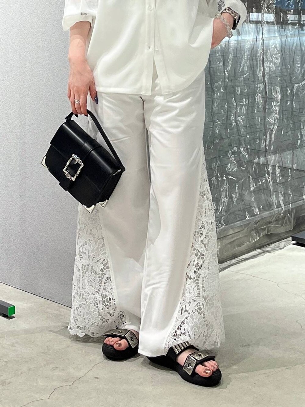 ブラック系のショルダーバッグ、ホワイト系のシャツ/ブラウス、ホワイト系のその他パンツを着用したレディースの春コーディネートの4枚目の写真