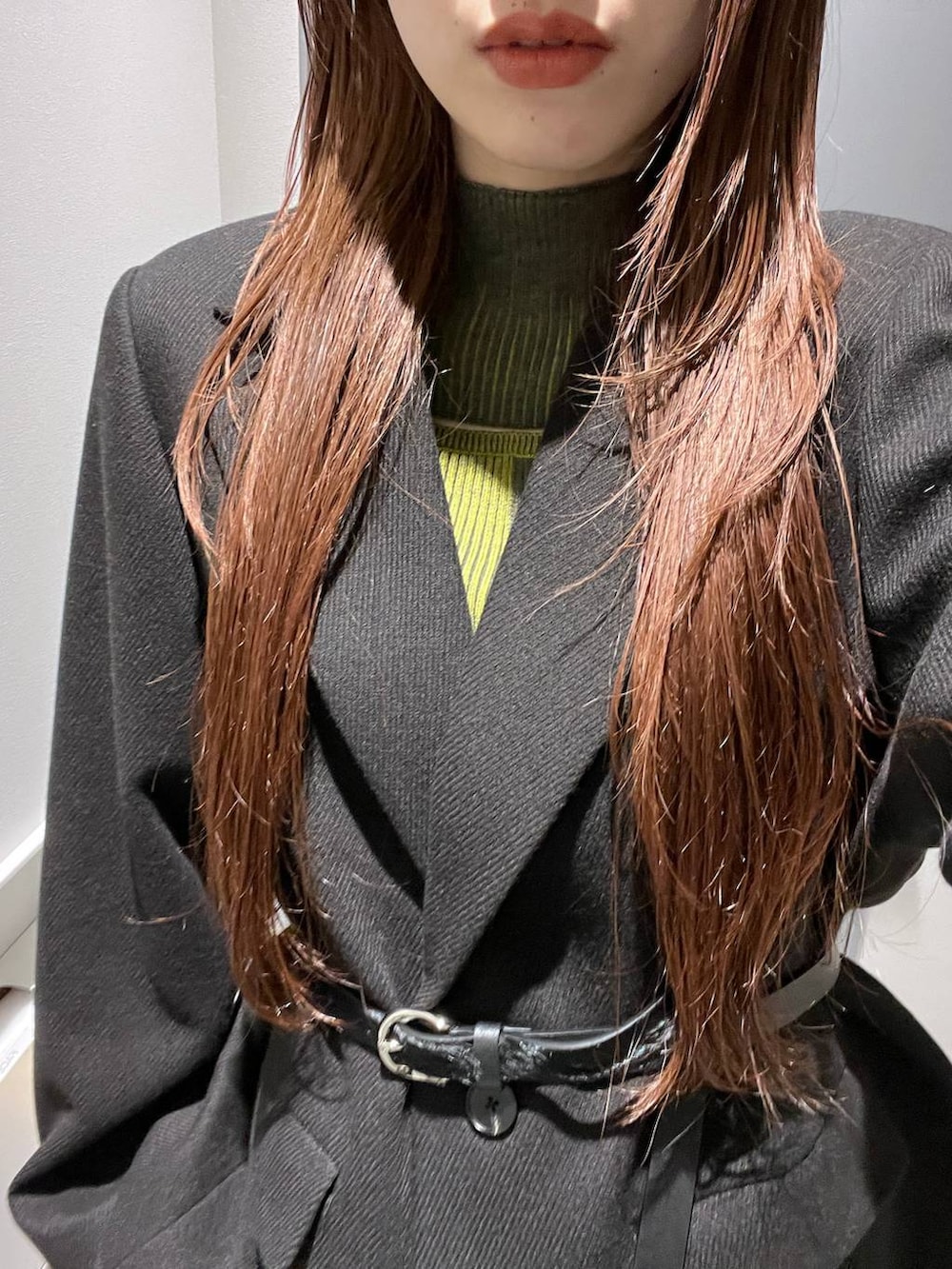 ブラック系のブーツ、イエロー系のニット/セーター、ブラック系のテーラードジャケットを着用したレディースの秋コーディネートの3枚目の写真