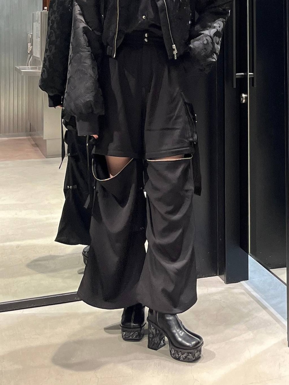 ブラック系のブルゾン、ブラック系のカーゴパンツ、ブラック系のシャツ/ブラウスを着用したレディースの秋コーディネートの3枚目の写真