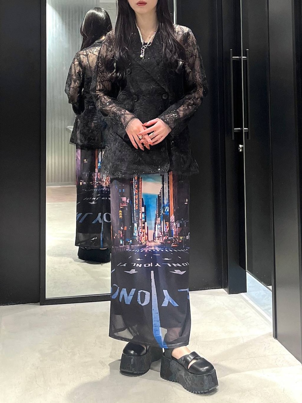 ブラック系のサンダル、ブラック系のテーラードジャケット、その他のスカートを着用したレディースの春コーディネートの2枚目の写真