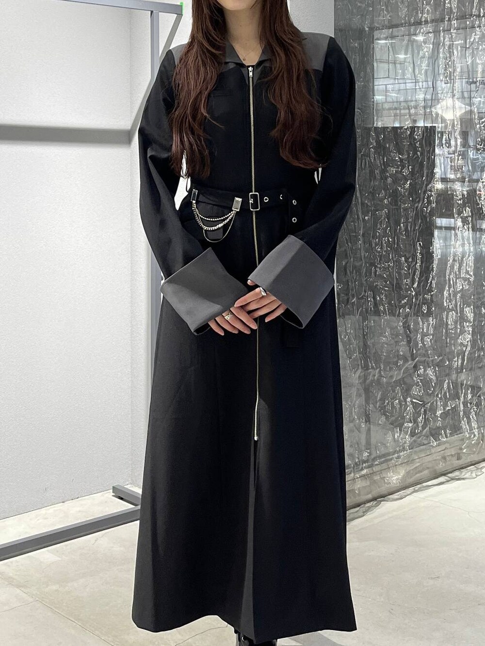 ブラック系のブーツ、ブラック系のワンピース、シルバー系のブローチ/コサージュを着用したレディースの秋コーディネートの4枚目の写真