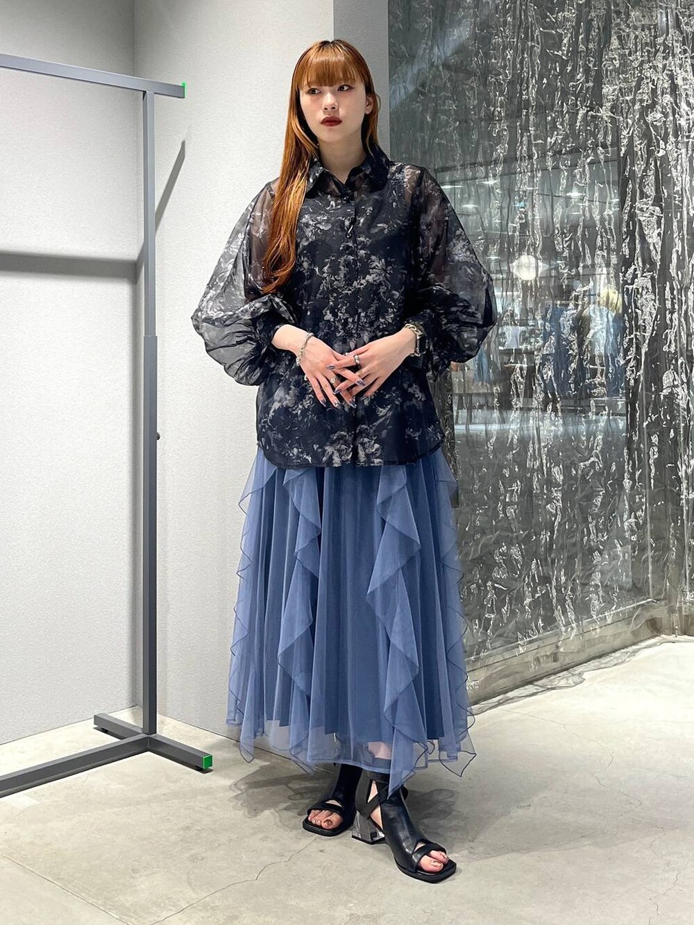 「着痩せ・細見え、モード、きれいめ、休日コーデ、デート/ロマンティック、女子会、バッグ、ベルト、ネックレス、HARE、ブーツ」｜「HAREのシアーレイヤープリーツスカート(HARE)（スカート、ブルー系）」を使った、すずかぜさん（レディース・162cm）の夏コーディネートの5枚目の写真